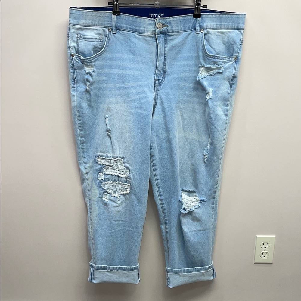 NWOT Terra & Sky Boyfriend Light Wash Denim Jeans Distressed 20W